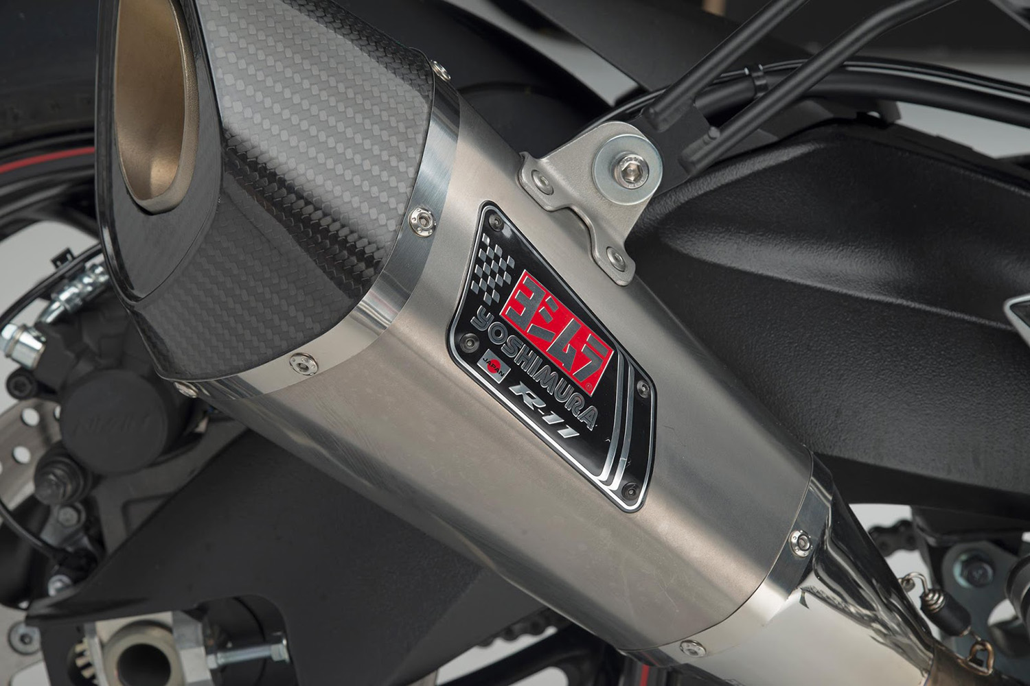 配備 Yoshimura R11 鈦身碳纖維口 排氣管